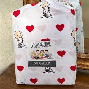Peanuts Full Sheet Set w/Charlie Brown hugging Snoopy & hearts. Red/White Design